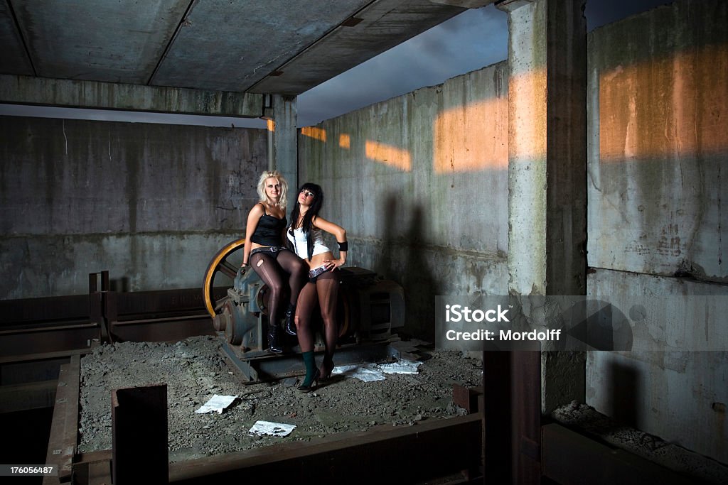 Frech blonden und Brunette Mädchen in verlassenen Industriegebäude - Lizenzfrei Schwarz - Farbe Stock-Foto