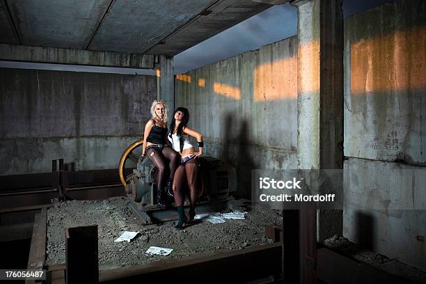 Frech Blonden Und Brunette Mädchen In Verlassenen Industriegebäude Stockfoto und mehr Bilder von Schwarz - Farbe