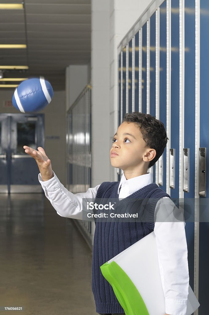 Giovane ragazzo a scuola - Foto stock royalty-free di 8-9 anni