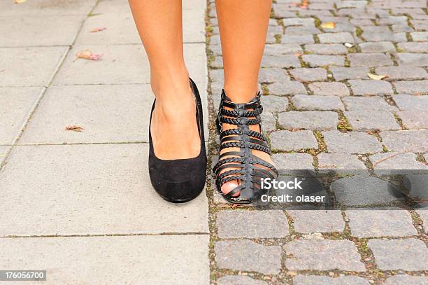 Cambio De Mujer Zapatos Contraste Foto de stock y más banco de imágenes de Calzado - Calzado, Fallo, Contrastes