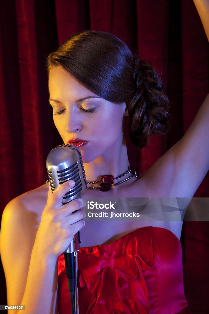 Cantante donna - Foto stock royalty-free di Cantante di piano bar