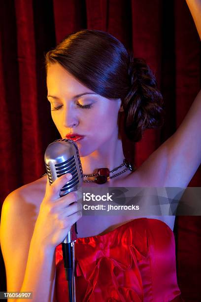 Cantante Donna - Fotografie stock e altre immagini di Cantante di piano bar - Cantante di piano bar, Abbigliamento formale, Abilità