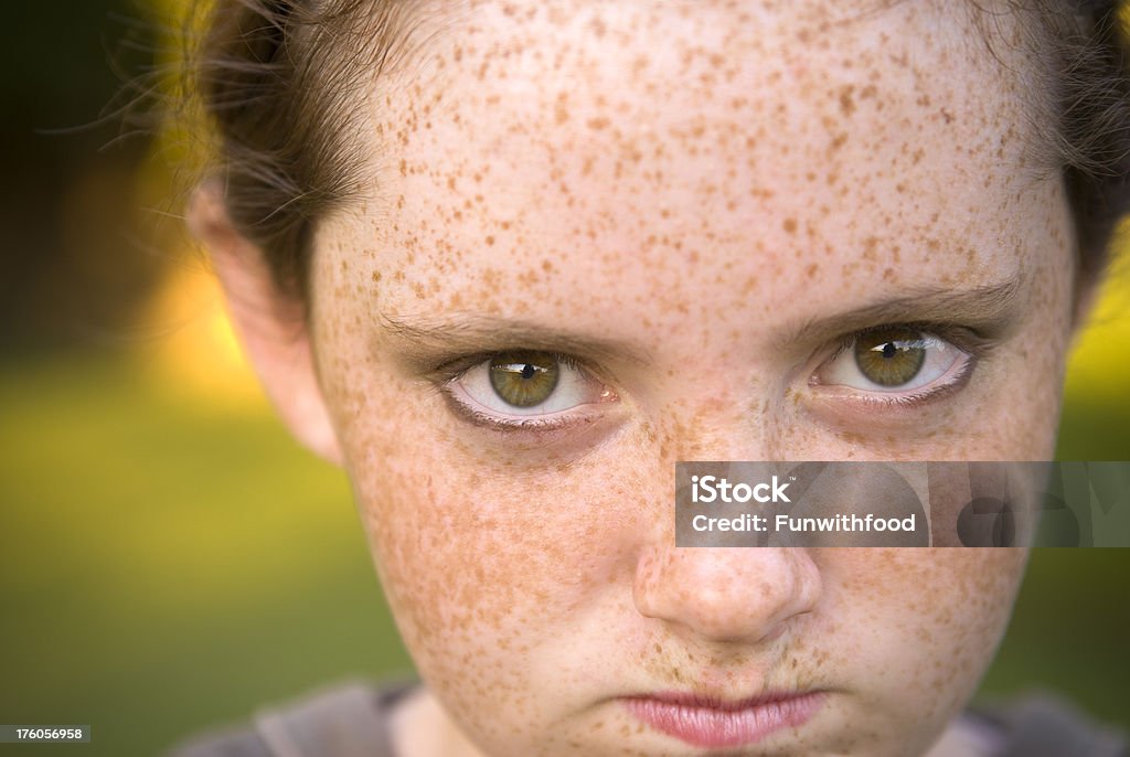 Angry 빨간 머리 주근깨 변모시키십시오 여자아이, 사전 청소년 자녀가 & Hazel 아이즈 - 로열티 프리 눈-신체 부분 스톡 사진