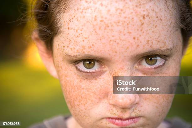 Angry 빨간 머리 주근깨 변모시키십시오 여자아이 사전 청소년 자녀가 Hazel 아이즈 눈-신체 부분에 대한 스톡 사진 및 기타 이미지