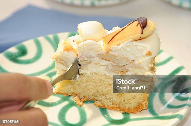 ケーキを食べる - アイスクリームパイのストックフォトや画像を多数ご用意 - アイスクリームパイ, スポンジケーキ, ダークチョコレート