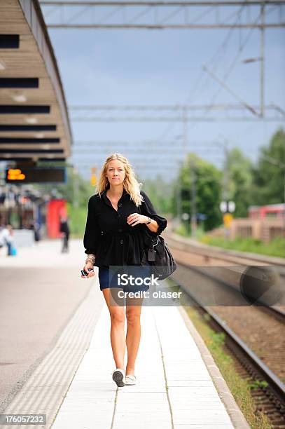 Photo libre de droit de Jeune Adulte À Pied De La Plateforme banque d'images et plus d'images libres de droit de Jeunes filles - Jeunes filles, Adolescent, Attendre