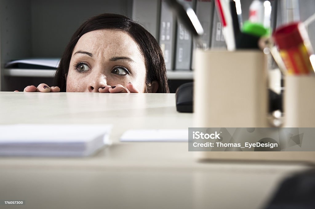 Женщина Смотреть испуганный в офисе - Стоковые фото Внизу роялти-фри
