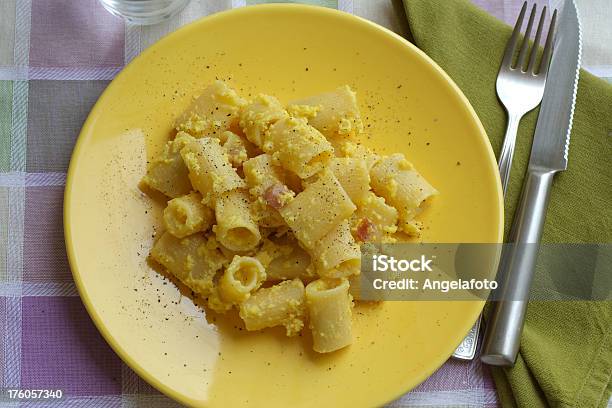 Pasta Alla Carbonara - Fotografie stock e altre immagini di Sugo alla carbonara - Sugo alla carbonara, Uova strapazzate, Asciugamano