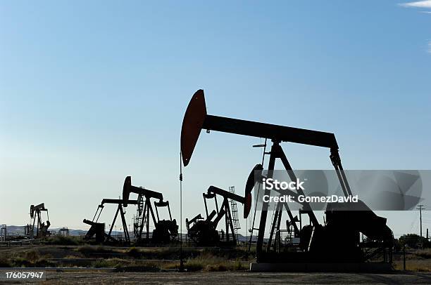 엔진오일 Pumpjacks Bar에서는 실루엣만 비치는 도심에서 스카이 대해 0명에 대한 스톡 사진 및 기타 이미지 - 0명, 관-튜브, 광업