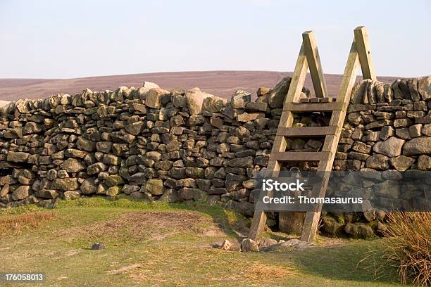 Foto de Tradicional Escada Com Uma Parede Drystone Escada Para Passar Uma Cerca e mais fotos de stock de Campo