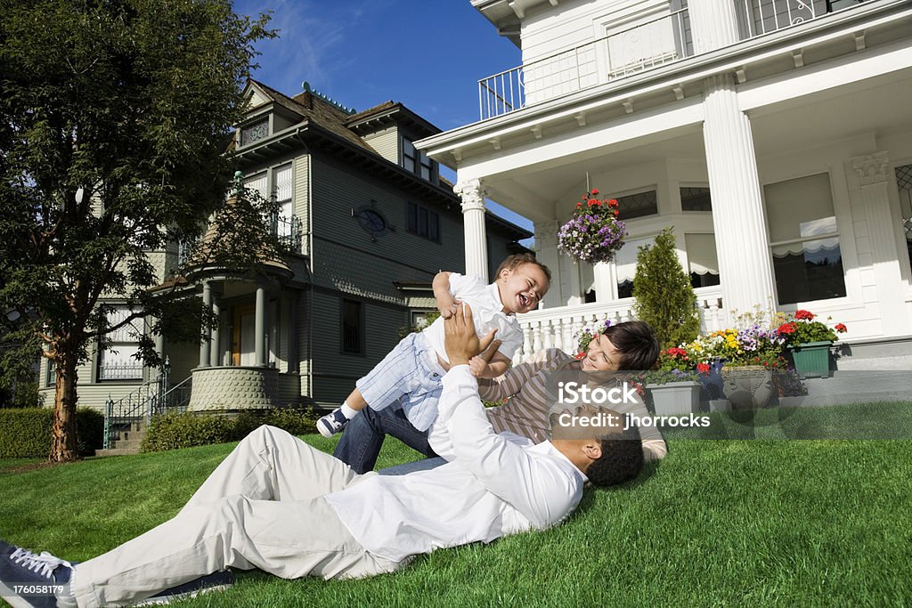 Familia feliz de tres en su hogar - Foto de stock de Delante de libre de derechos