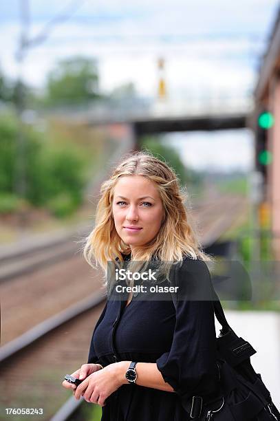 Photo libre de droit de Jeune Adulte Avec Téléphone Mobile Attend Pour Train banque d'images et plus d'images libres de droit de Adolescent