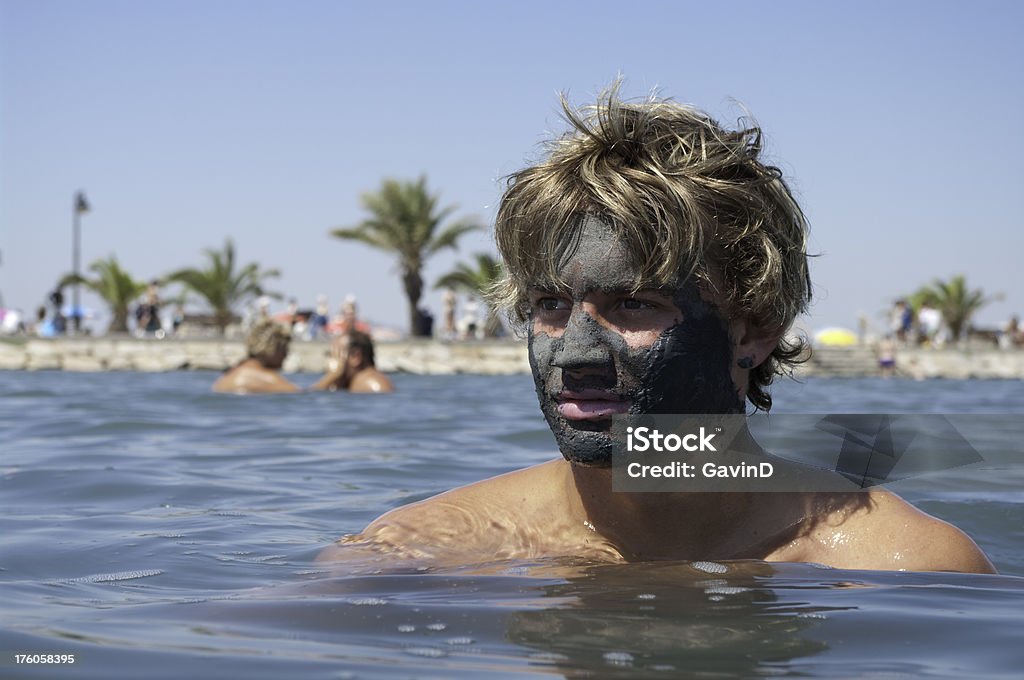 Homem tendo tratamento facial na piscina térmica lama - Foto de stock de 18-19 Anos royalty-free