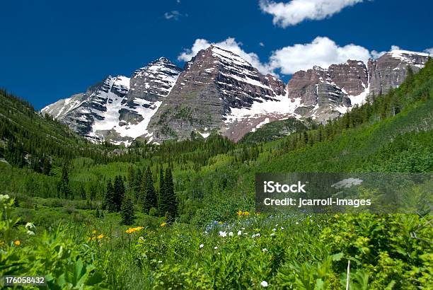 Bordowy Bells Valley - zdjęcia stockowe i więcej obrazów Wioska Snowmass - Wioska Snowmass, Stan Kolorado, Szczyt górski