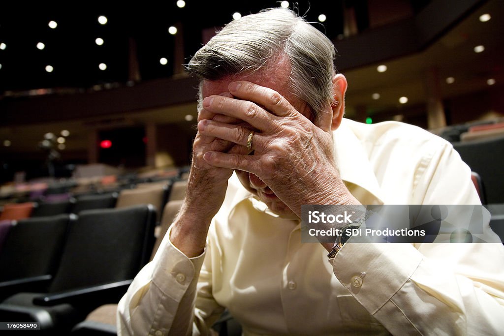 Расстроенный человек с руками на голове - Стоковые фото Портрет роялти-фри