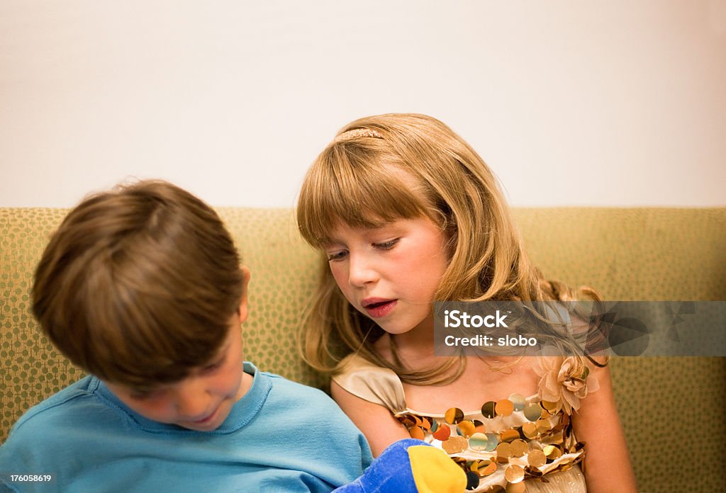 Niño y niña jugando juegos portátiles - Foto de stock de Alegría libre de derechos
