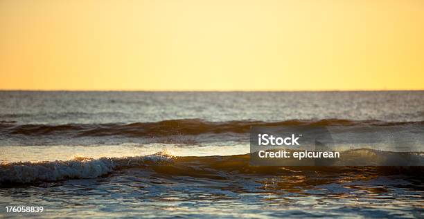 Foto de Nascer Do Sol Na Praia e mais fotos de stock de Areia - Areia, Beleza natural - Natureza, Cena de tranquilidade