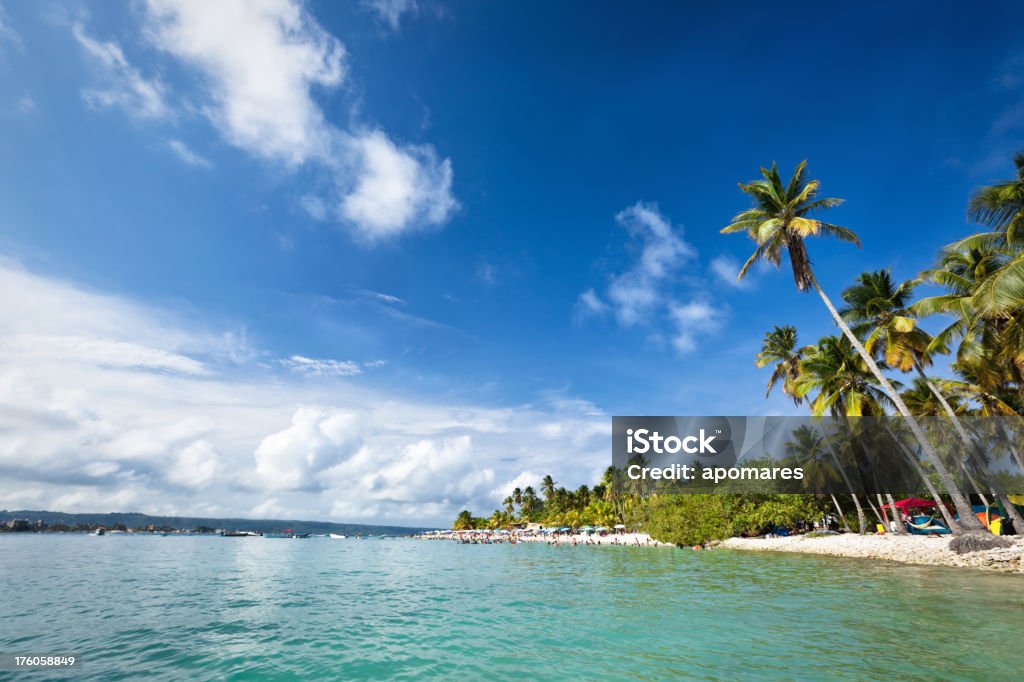 Tropische Insel-Strand vom Wasser - Lizenzfrei Bahamas Stock-Foto