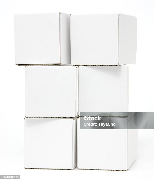 Photo libre de droit de Six Vide Blanc Cartons Bottier Et Isolé banque d'images et plus d'images libres de droit de Blanc - Blanc, Boîte, Empilé