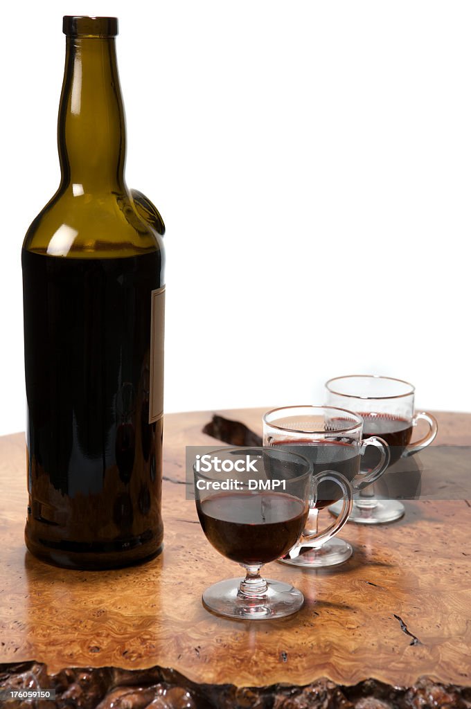 Três copos de Porto de safra e garrafa na mesa de madeira - Foto de stock de Vinho do Porto royalty-free