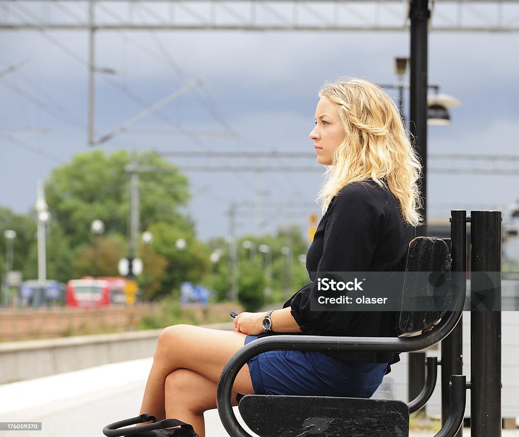 Adulto joven esperando tren - Foto de stock de Adolescente libre de derechos