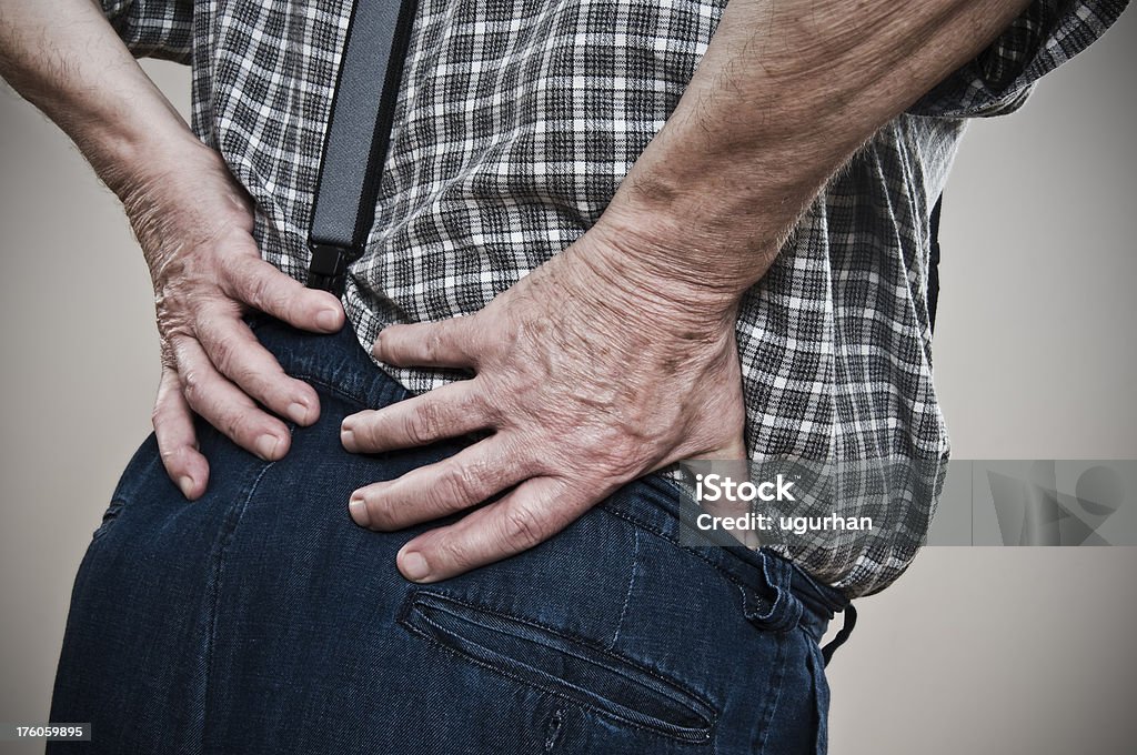 Douleurs musculaires - Photo de Hommes seniors libre de droits