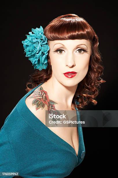 Mujer Usando Cinta Para La Cabeza Grande Foto de stock y más banco de imágenes de 20 a 29 años - 20 a 29 años, 30-39 años, Accesorio para el pelo