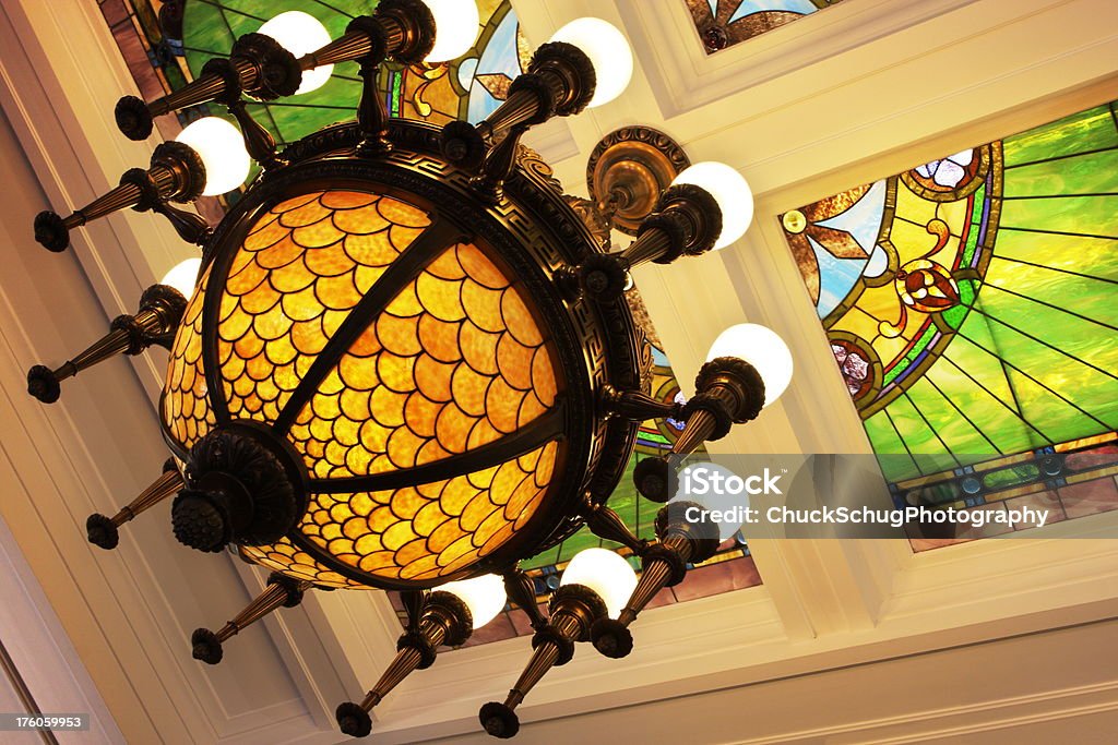 シャンデリアステンドグラスの天井のビクトリア朝様式の装飾 - もぐり酒場のロイヤリティフリーストックフォト