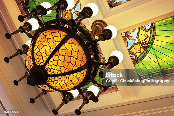 シャンデリアステンドグラスの天井のビクトリア朝様式の装飾 - もぐり酒場のストックフォトや画像を多数ご用意 - もぐり酒場, 1900～1909年, 19世紀風
