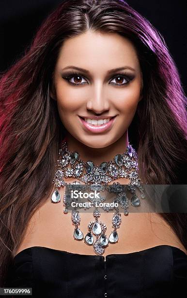 Sorridente Mulher Bonita Com Colar - Fotografias de stock e mais imagens de Colar - Colar, 20-24 Anos, Adulto