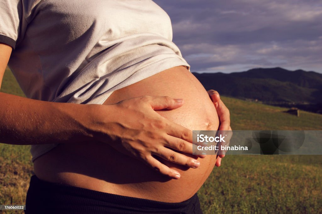 Femme enceinte du ventre - Photo de Abdomen libre de droits