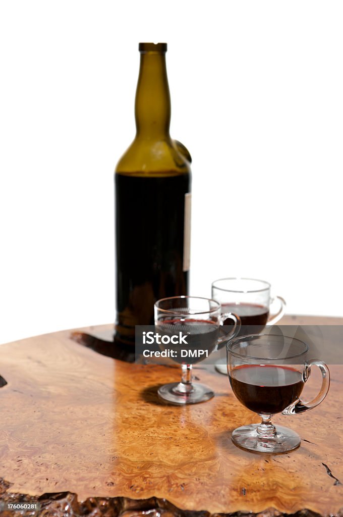 Tres copas de vintage puerto en mesa de madera con botella - Foto de stock de Cristal - Material libre de derechos