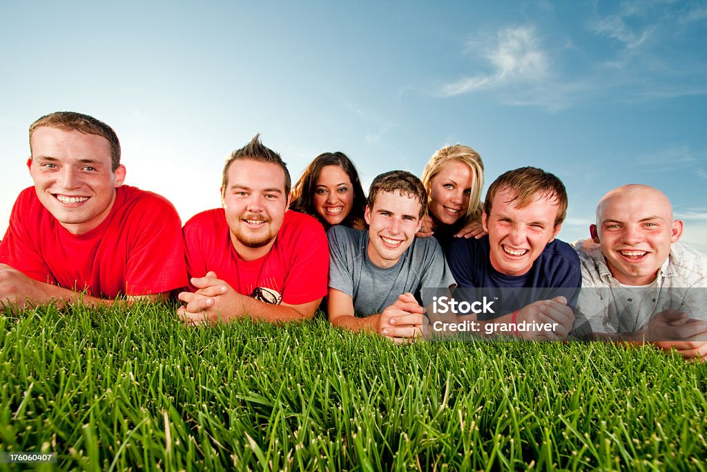 Teens лежать на траве - Стоковые фото Youth Organization роялти-фри