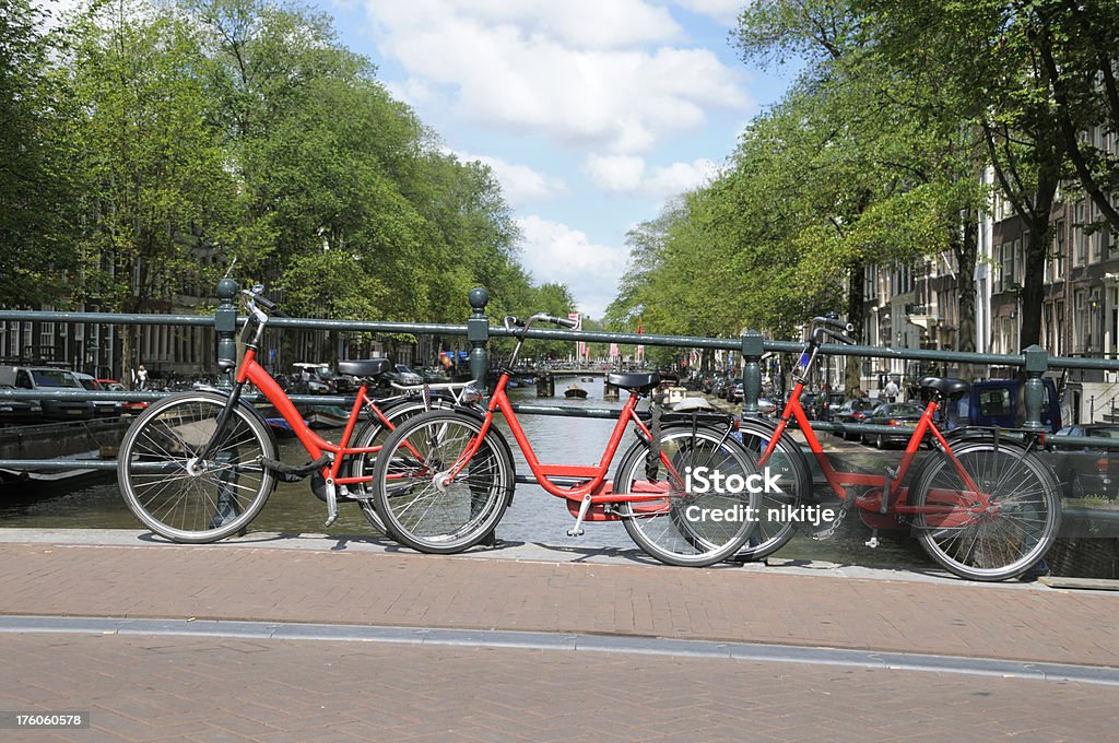 Bicicletas em Amsterdam - Foto de stock de Amsterdã royalty-free