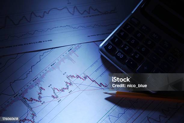 Analisar Gráficos De Stock - Fotografias de stock e mais imagens de Analisar - Analisar, Calculadora, Caneta