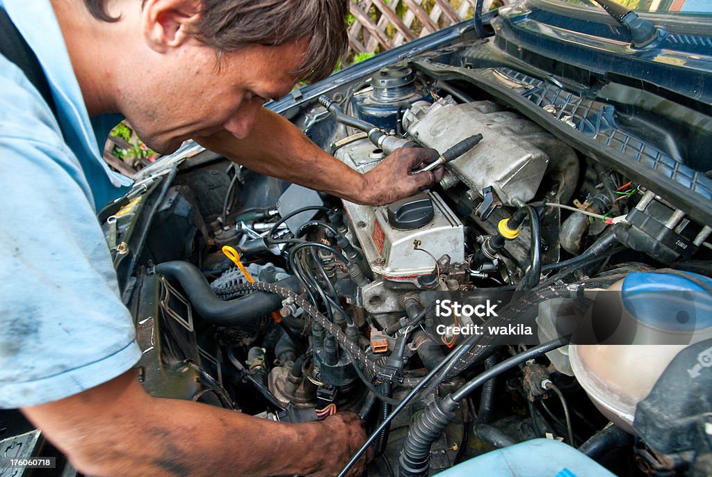 Homem reparar o carro com as mãos sujas - Royalty-free Artesão Foto de stock