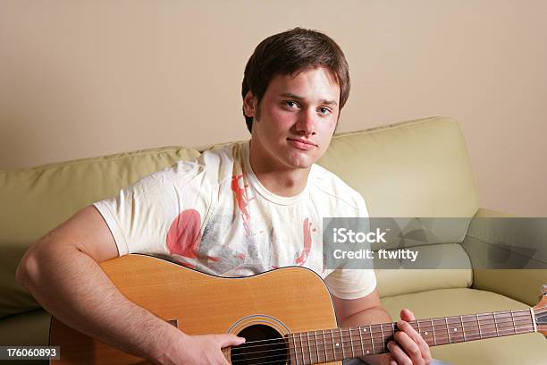 Adolescente Suona La Chitarra - Fotografie stock e altre immagini di Divano - Divano, Serio, Uomini