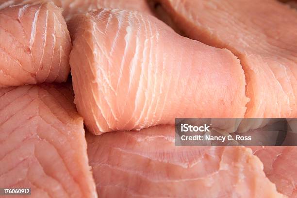 Peixe Cru Fresco Em Filetes Alimentos - Fotografias de stock e mais imagens de Alimentação Saudável - Alimentação Saudável, Amontoar, Banca de Mercado