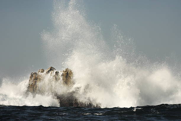 surf oceano onda spray in seguito a crash rock - flowing nature spray rock foto e immagini stock