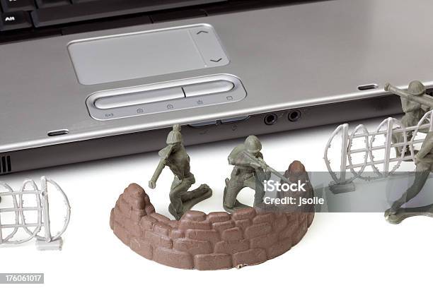 ノートパソコンを開いてトーイ兵士 - おもちゃのストックフォトや画像を多数ご用意 - おもちゃ, おもちゃの兵隊, インターネット