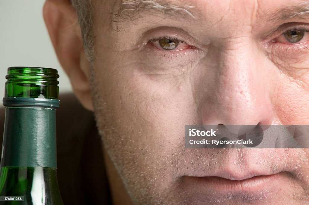 El rostro del alcoholismo. - Foto de stock de Alcoholismo libre de derechos