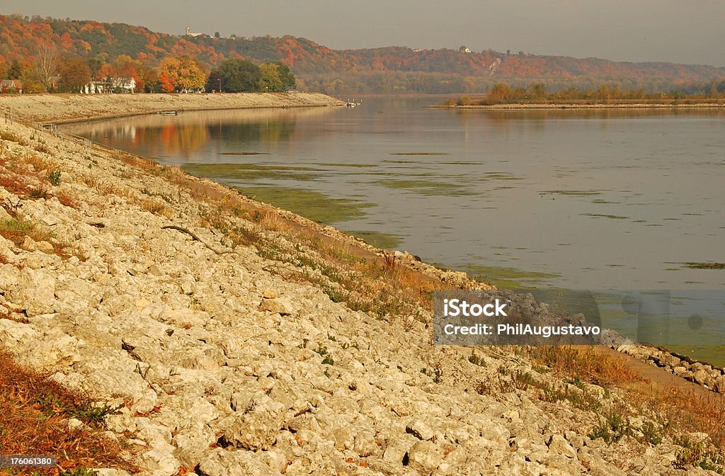 The Levee на наружный контроль на реку Миссисипи в Айова - Стоковые фото Айова роялти-фри