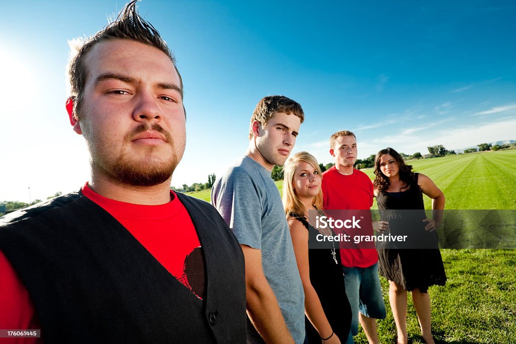 Teens стоя в линию на лужайке - Стоковые фото Латиноамериканская и испанская этническая группа роялти-фри