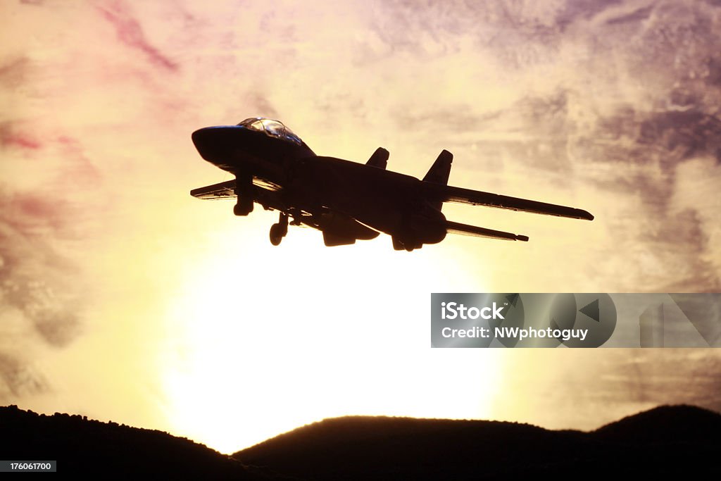 Jagdflugzeug in den Sonnenuntergang - Lizenzfrei Aggression Stock-Foto