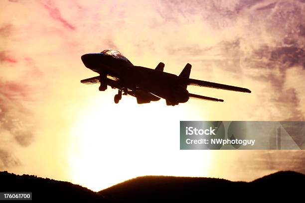 Jagdflugzeug In Den Sonnenuntergang Stockfoto und mehr Bilder von Aggression - Aggression, Autorität, Blau