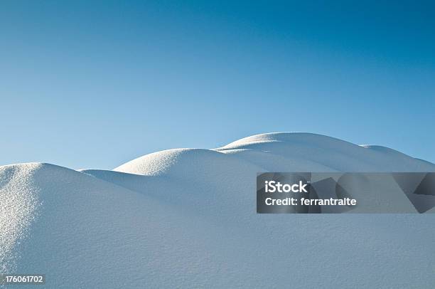 Snowy Wzgórza - zdjęcia stockowe i więcej obrazów Abstrakcja - Abstrakcja, Bez ludzi, Bezchmurne niebo