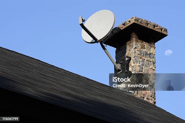 Satellitenschüssel Auf Kamin Stockfoto und mehr Bilder von Antenne - Antenne, Architektonisches Detail, Dach