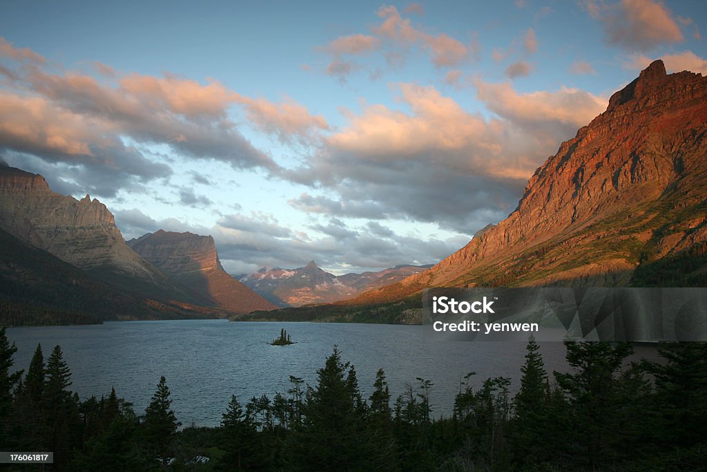 Saint Mary Lake, parque nacional de los Glaciares - Foto de stock de Acantilado libre de derechos