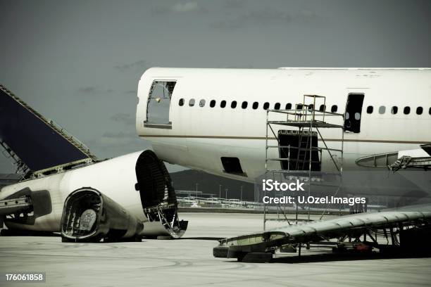 Foto de Danificado Aeronave e mais fotos de stock de Veículo aéreo - Veículo aéreo, Acidente de Avião, Aeroporto