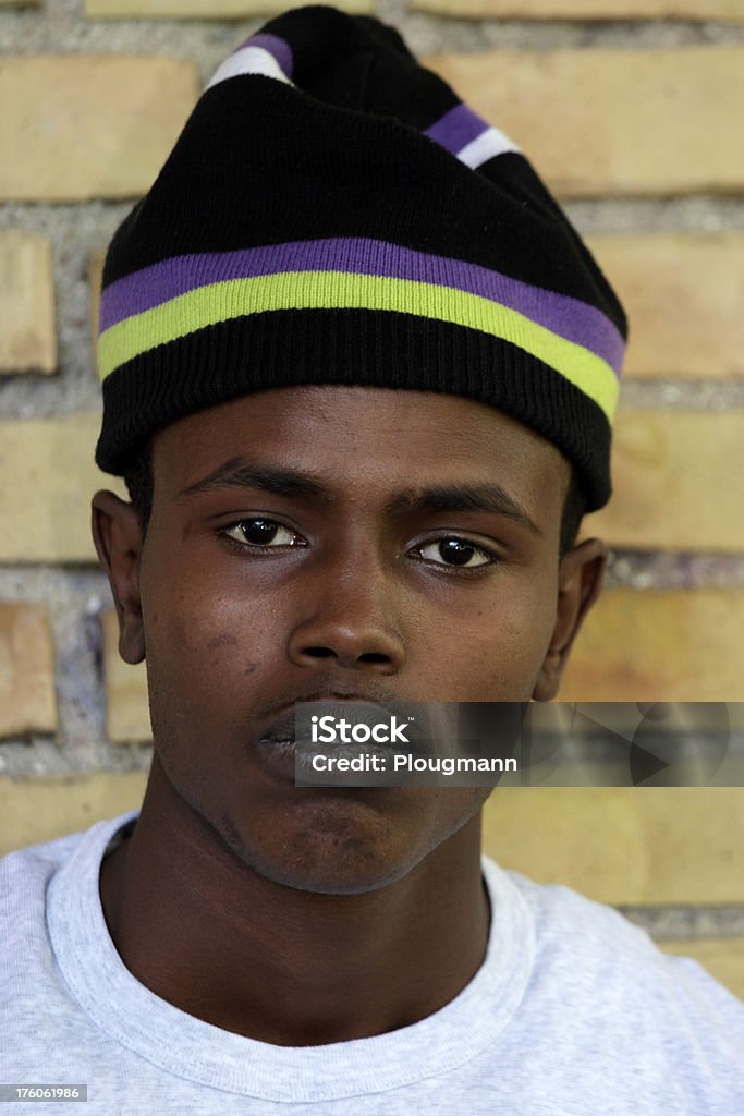 Preto jovem usando um boné - Foto de stock de 20-24 Anos royalty-free